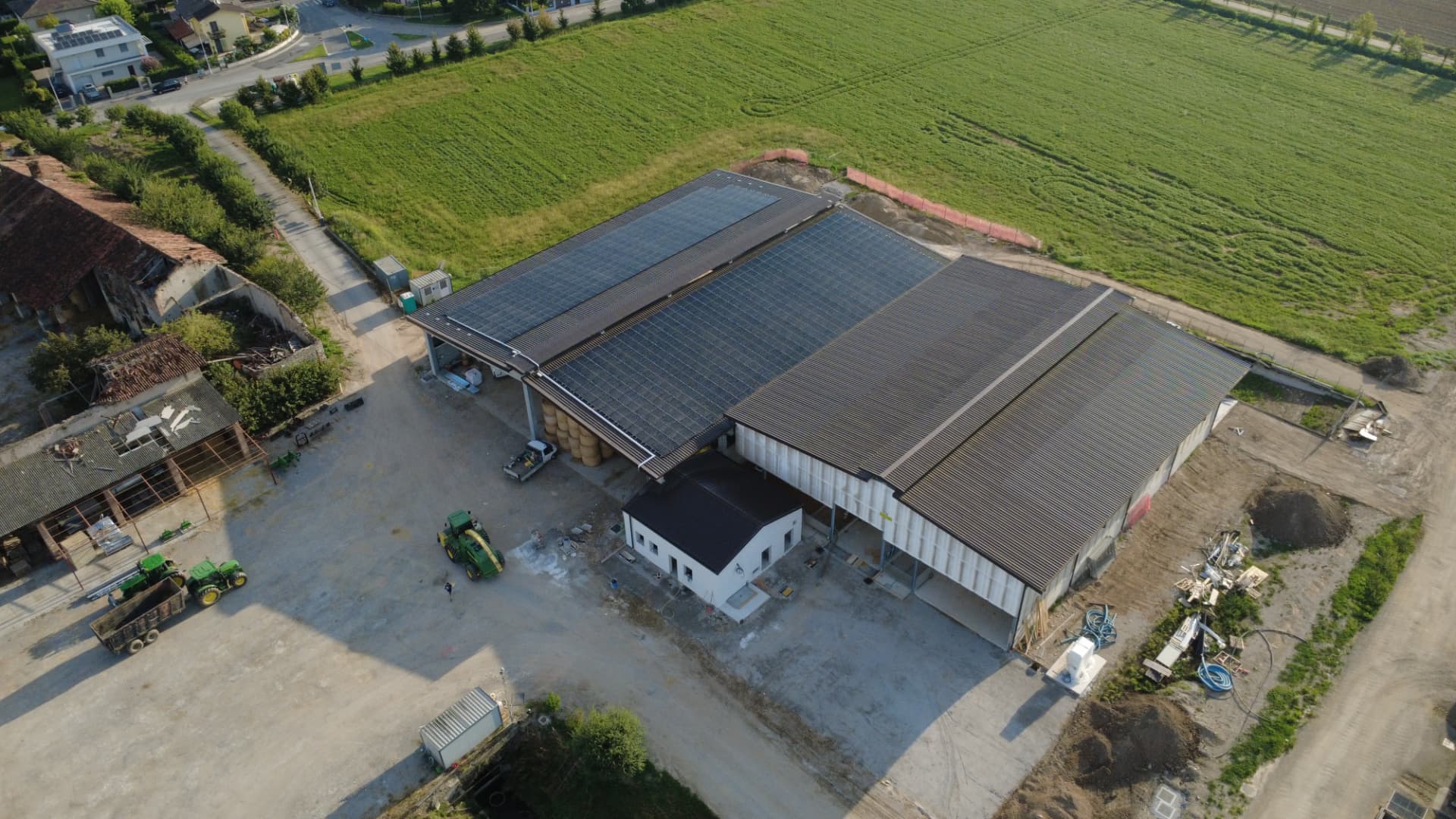 Capannone agricolo con nuova copertura e impianto fotovoltaico