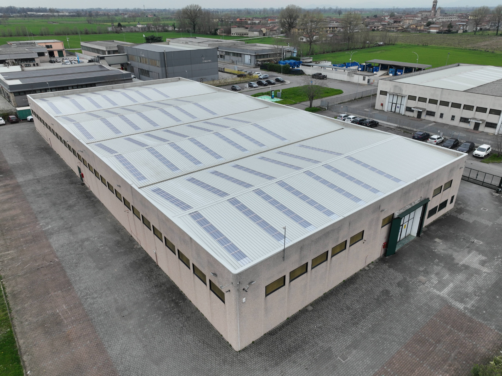Copertura industriale coibentata con pannelli fotovoltaici integrati